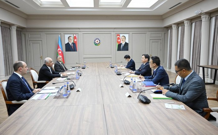 Baş nazir Çinin Yol və Körpü Korporasiyasının prezidenti ilə görüşüb