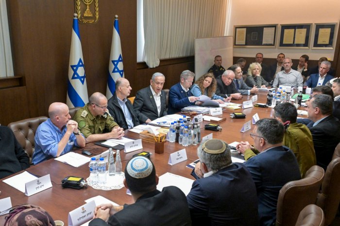    Maariv:    "İsrail müharibəni qurtarmağın yollarını axtarır"