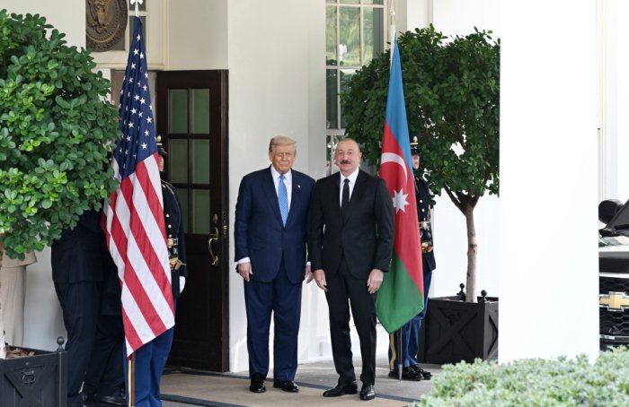   Presidente Ilham Aliyev llega a la Casa Blanca  