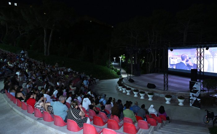 Heydər Əliyev adına parkında “Əlvida, Şmitd!” filmi nümayiş etdirilib