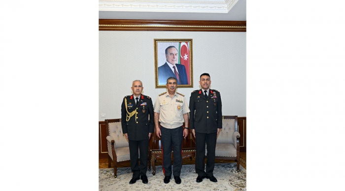 Müdafiə naziri Türkiyənin yeni hərbi attaşesini qəbul edib  
