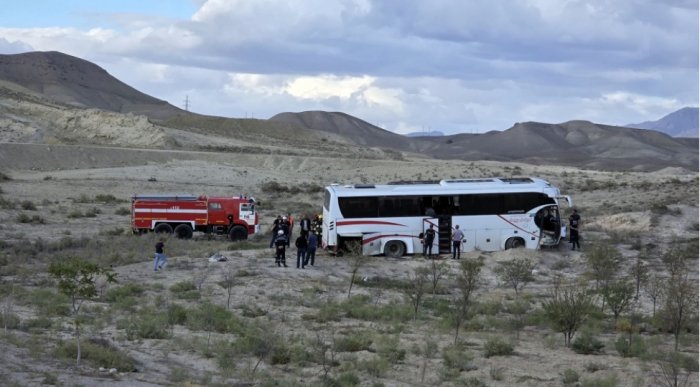 Naxçıvanda avtobus dərəyə aşıb