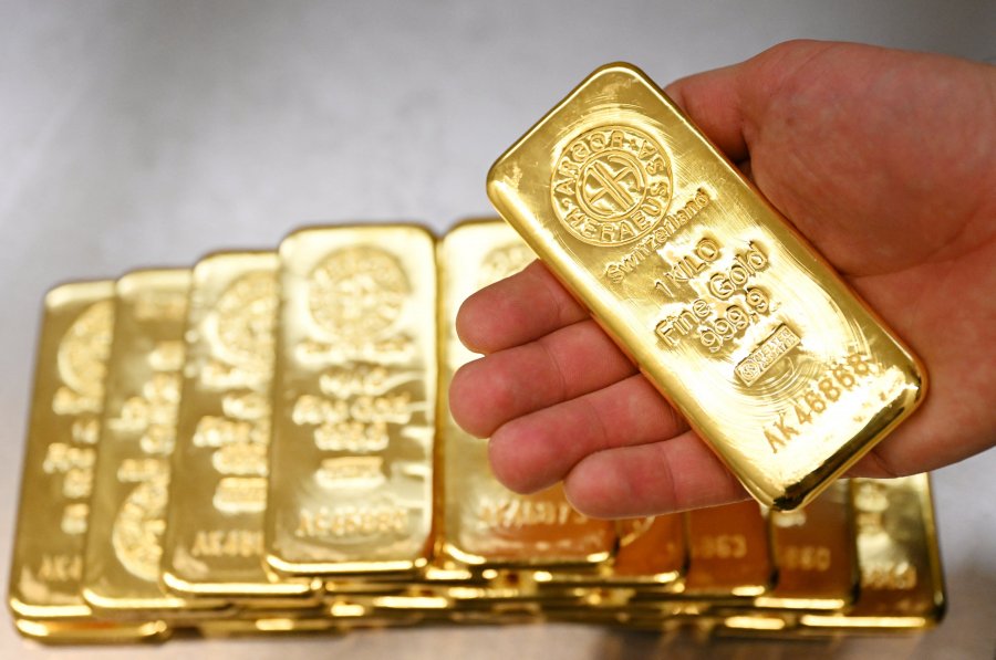 Gold price hits record high as investors seek safety