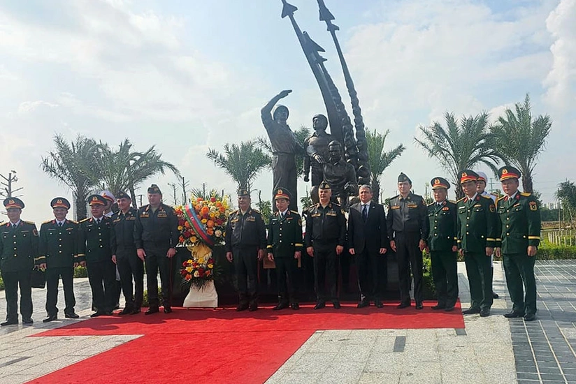  Azerbaijani defense minister visits Vietnam 