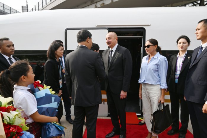   Ilham Aliyev kommt mit dem Zug aus Tianjin in Peking an  
