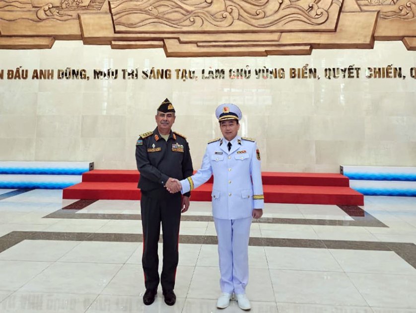 Azerbaijan Minister of Defense visits Vietnamese Navy