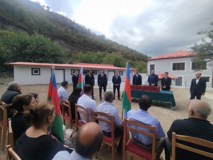    Şuşakəndə ilk köçən sakinlərə mənzillərin açarları təqdim edilib  
   