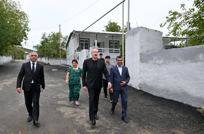   Ilham Aliyev besucht das Dorf Badara im Bezirk Chodschali  
