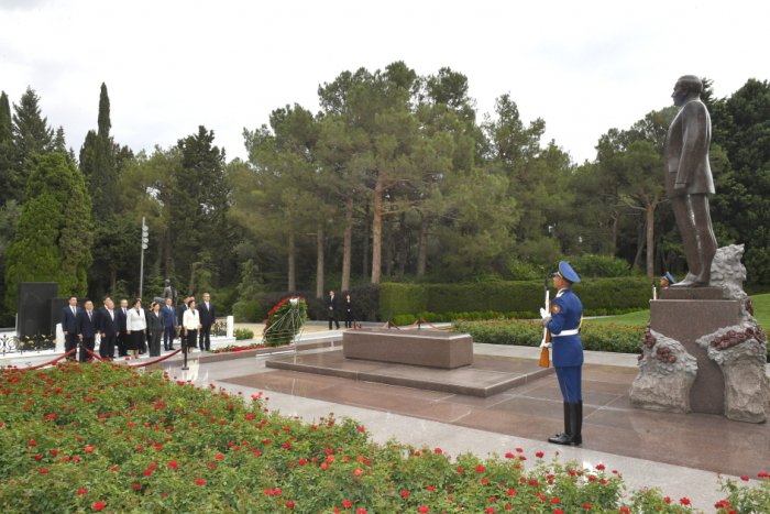 Chinese delegation pays tribute to National Leader Heydar Aliyev and Azerbaijani martyrs