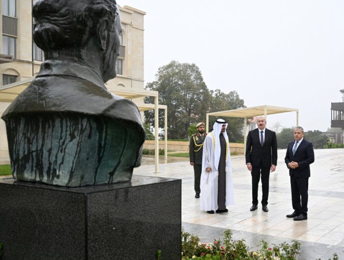  Los presidentes observan estatuas derribadas en Shusha 
