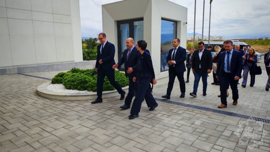   EU-Erweiterungskommissarin besucht Aghdam  