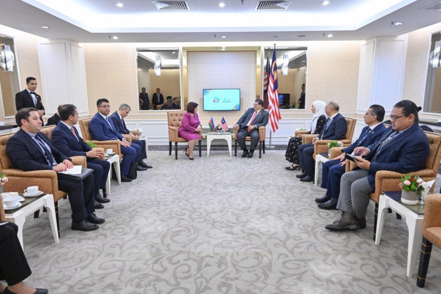  Sprecherin des aserbaidschanischen Parlaments trifft ihren malaysischen Amtskollegen 