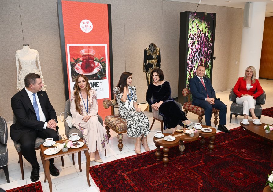   Leyla und Arzu Aliyeva nehmen an der Ausstellung in New York teil  