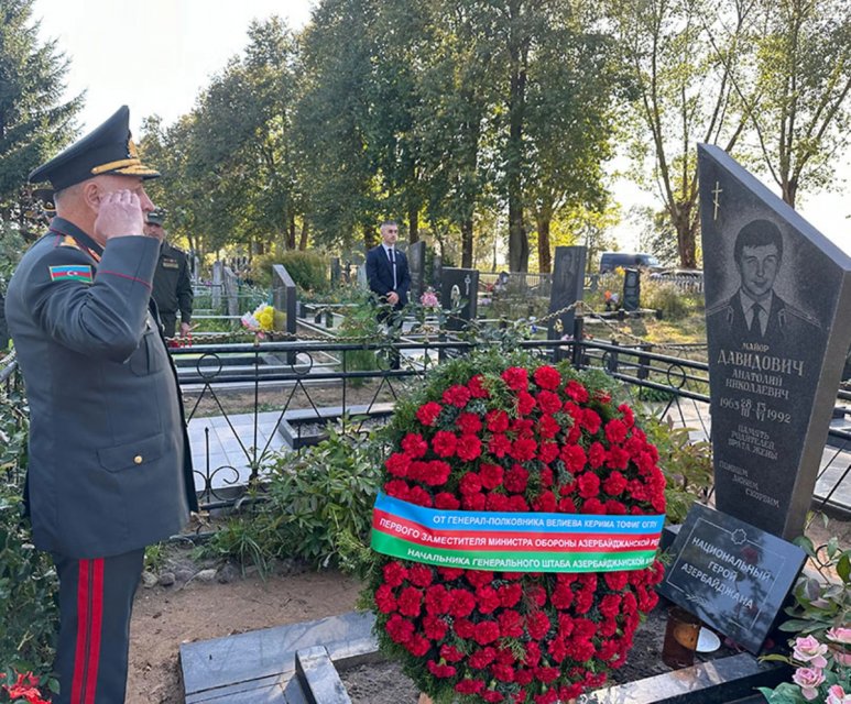 General Staff Chief visits grave of Azerbaijan National Hero in Belarus