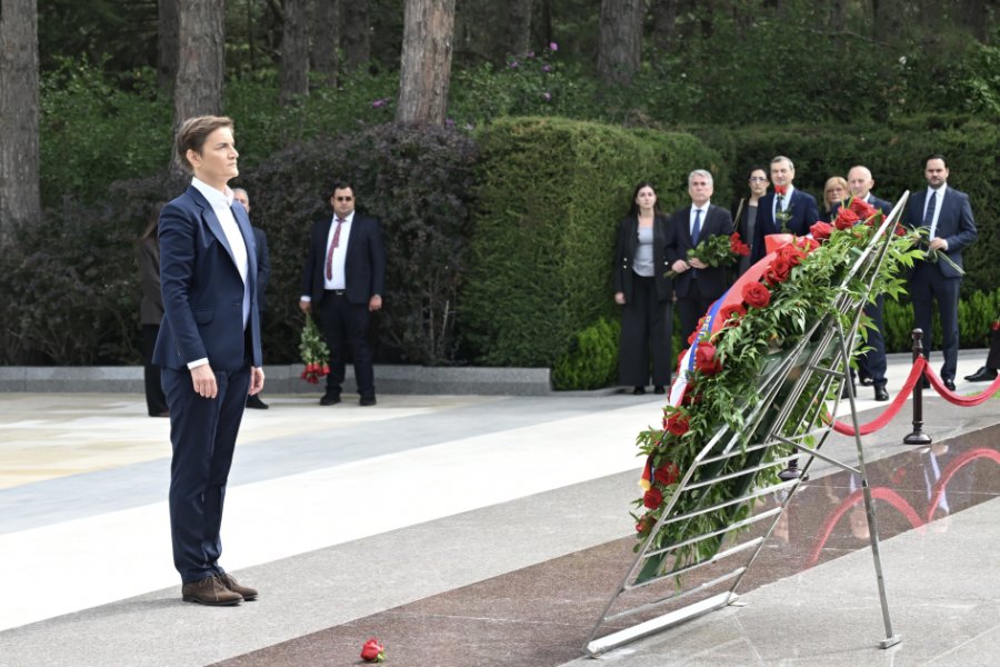 Speaker of Serbian National Assembly visits tomb of National Leader Heydar Aliyev and Alley of Martyrs