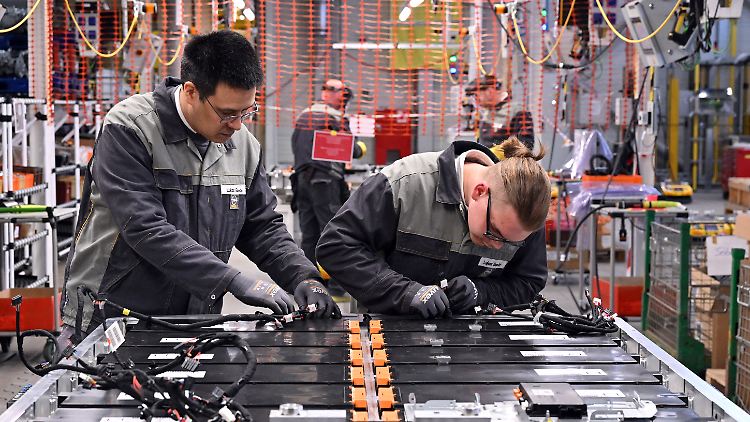   Opel-Mutter Stellantis stoppt Produktion in mehreren Werken  