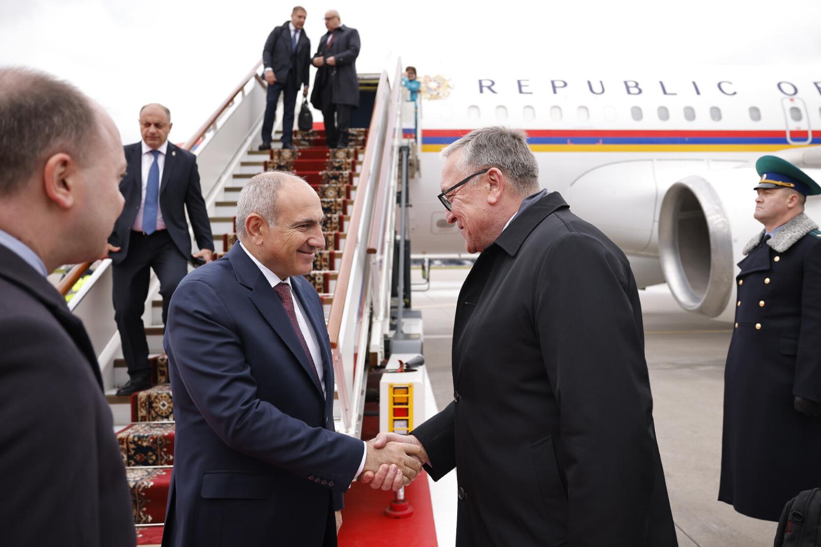 Armenian PM Pashinyan arrives in Russia