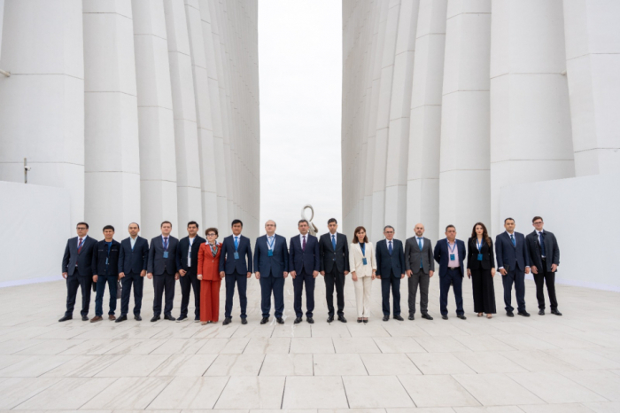   Usbekische Delegation besucht Siegesdenkmal in Baku  