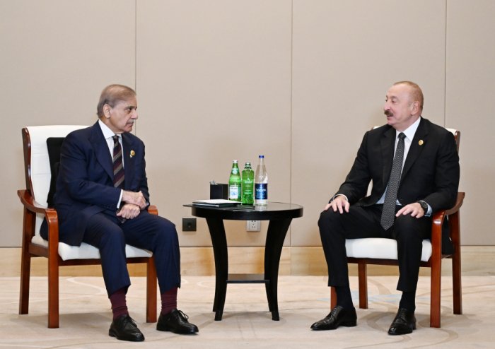 President Ilham Aliyev meest with Pakistani PM in Tianjin