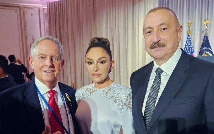  Ilham Aliyev und Mehriban Aliyeva nehmen am offiziellen Empfang teil 