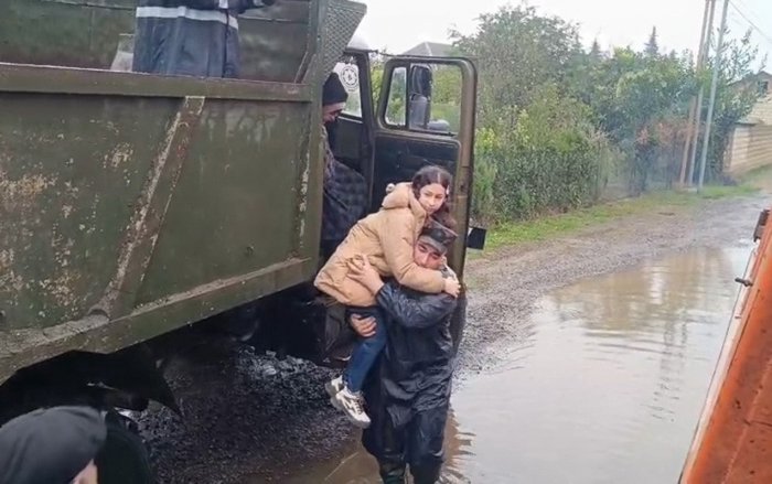 Yağışdan sonra bəzi əraziləri su basıb