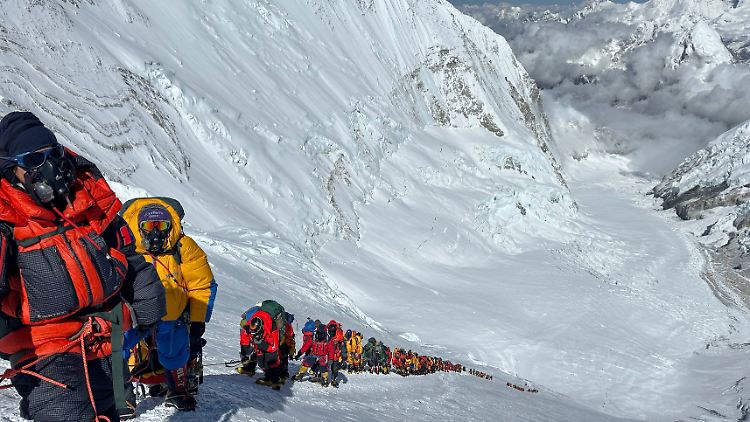   350 Touristen von Mount Everest gerettet  