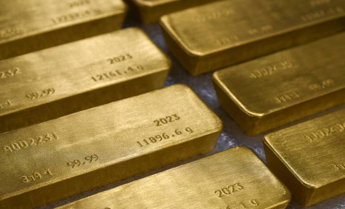   Gold sails past $3,900/oz for first time on safe-haven bids  