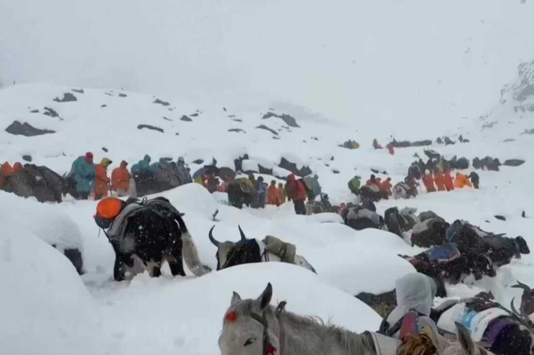 China rescues 580 hikers from Mount Everest