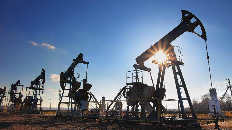 Oil prices climb in global markets