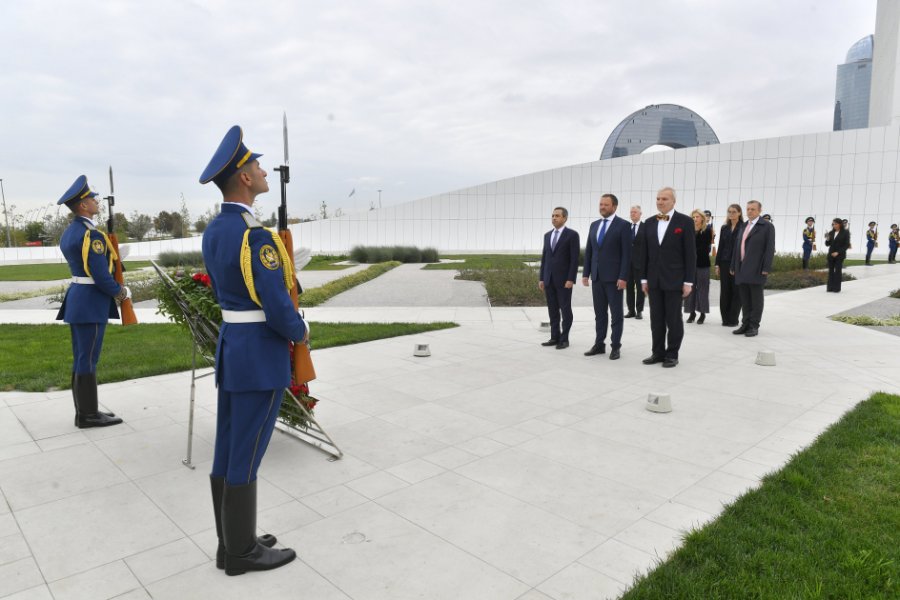 Estonian Foreign Minister visits Victory Park in Baku