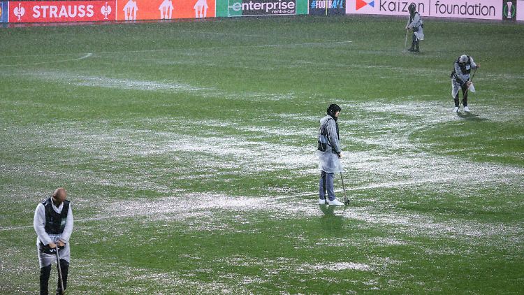   Europapokal-Spiel knapp drei Stunden nach Abpfiff abgebrochen  