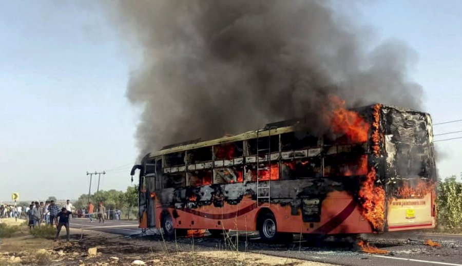   20 killed, many injured as bus catches fire after collision in India  