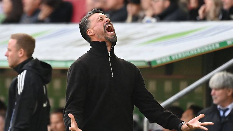   Sandro Wagner versteckt Spieler unter seinem Mantel  