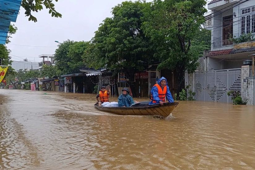 Floods kill at least 9, leave 5 missing in central Vietnam