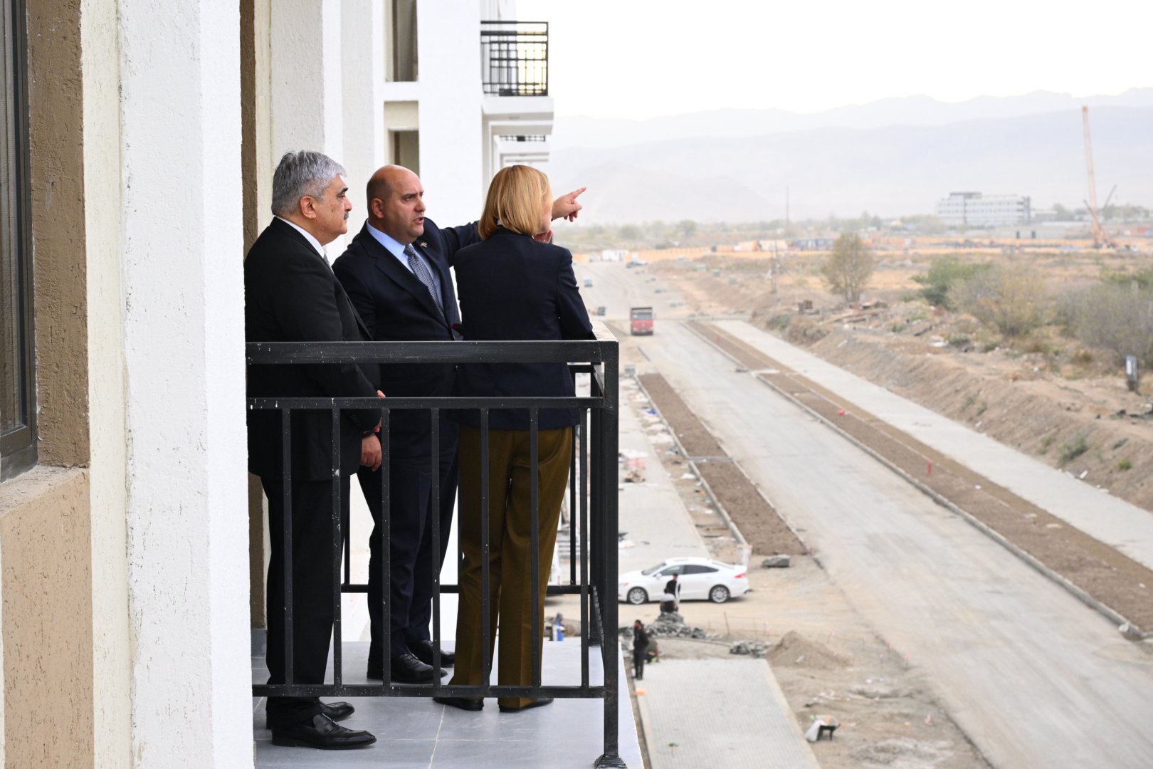   Stellvertretende Premierminister von Aserbaidschan und Belarus begutachten den Baufortschritt des zweiten Wohnkomplexes in Aghdam  