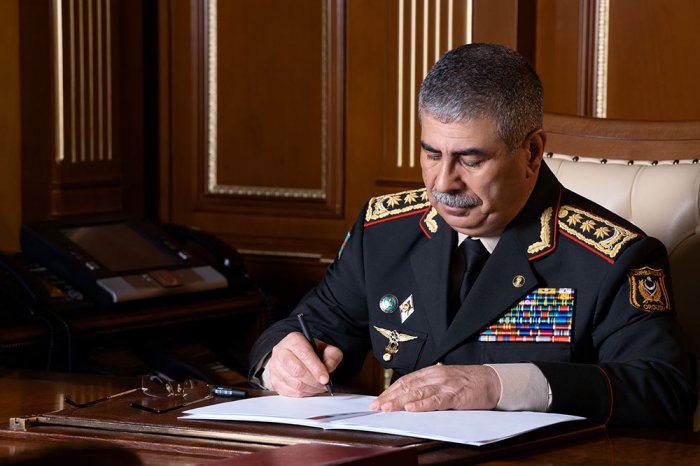 Azerbaijani defense minister extends condolences to Pakistani side