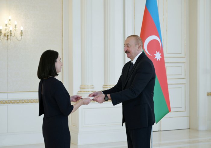 Azerbaijani President accepts credentials of incoming French ambassador