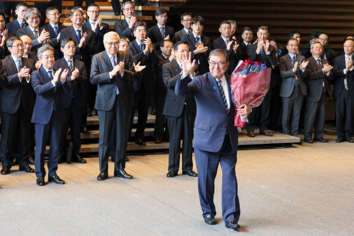 Japanese government resigns ahead of new prime minister