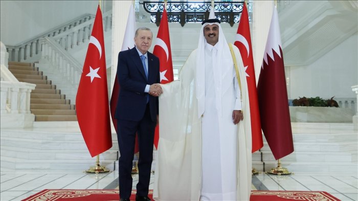 Turkish president meets Qatari emir in Doha