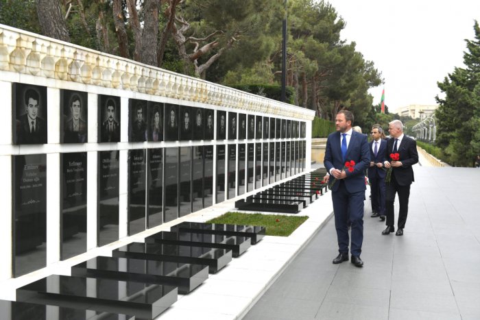 Estonian FM pays tribute to Azerbaijani martyrs