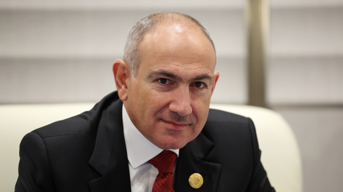 Paşinyan Parisə gedib