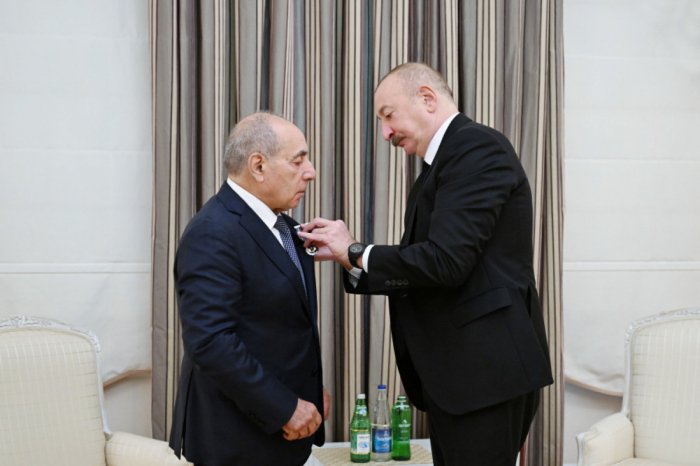   Prezident Yaqub Eyyubova ordenini təqdim edib   
