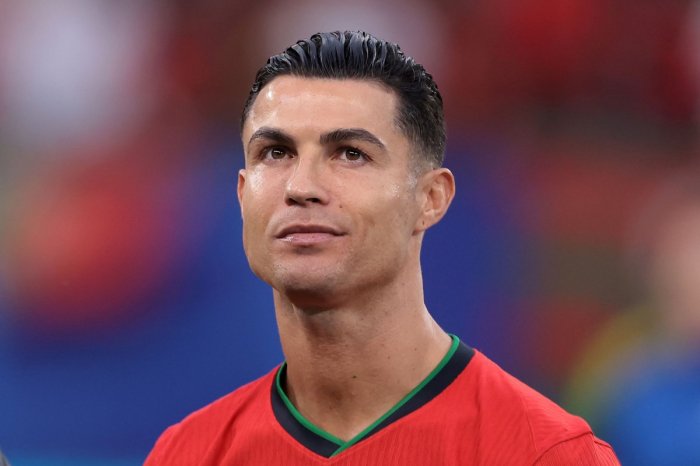       Milyard dollar qazanan ilk futbolçu bəlli oldu      