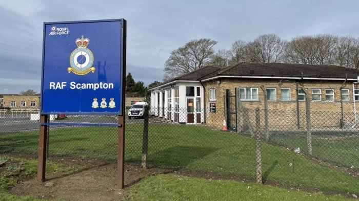 Britaniyada miqrantlar hərbi kazarmalara köçürüləcək