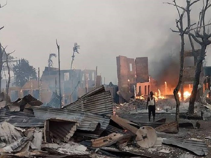 Myanma hökuməti etirazçıları bombalayıb