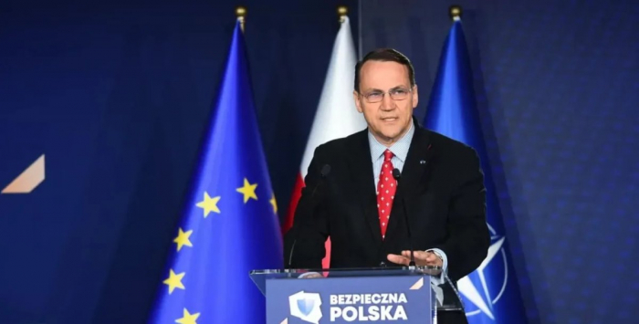       Sikorski:    “Polşa Putinin təyyarəsini tuta bilər”   