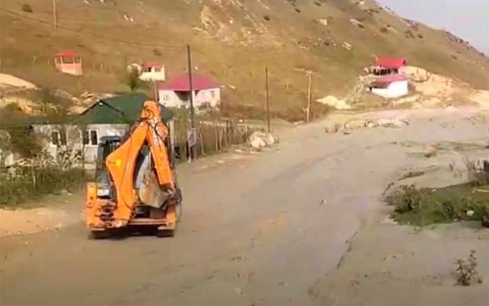 Laza yolu lil və palçıqdan təmizlənir    I VİDEO   