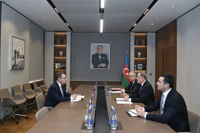  Ceyhun Bayramov İƏT Əmək Mərkəzinin baş direktoru ilə görüşüb 