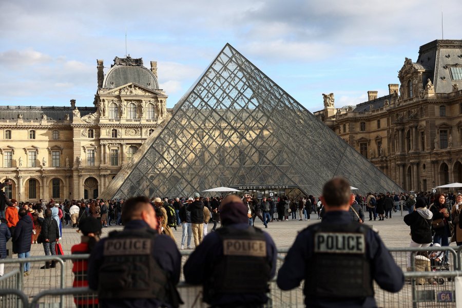 Louvre heist in Paris carried out by petty criminals, not mafia, says prosecutor