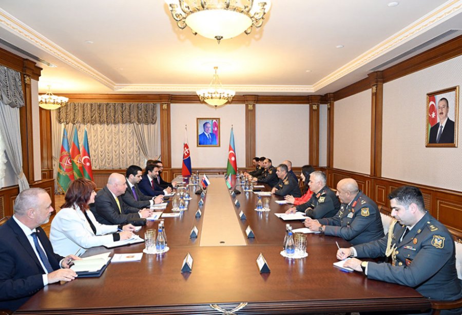 Azerbaijani, Slovak Defense Ministers meet in Baku